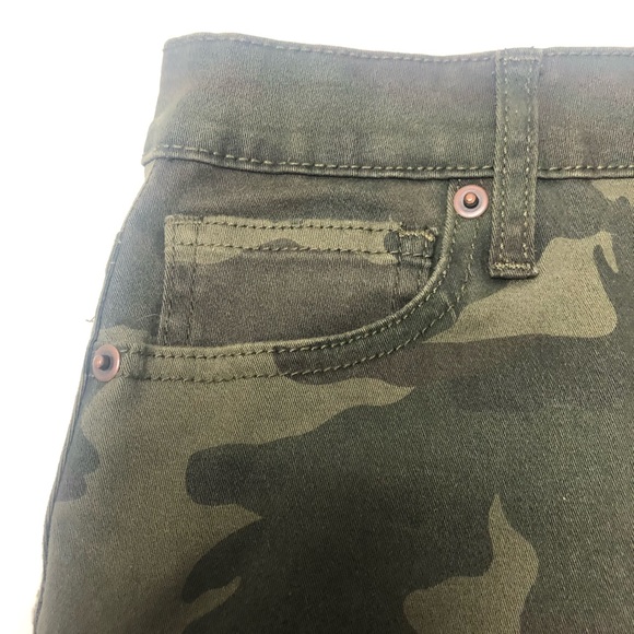 Altar’d State camouflage raw hem mini skirt. - Picture 6 of 10